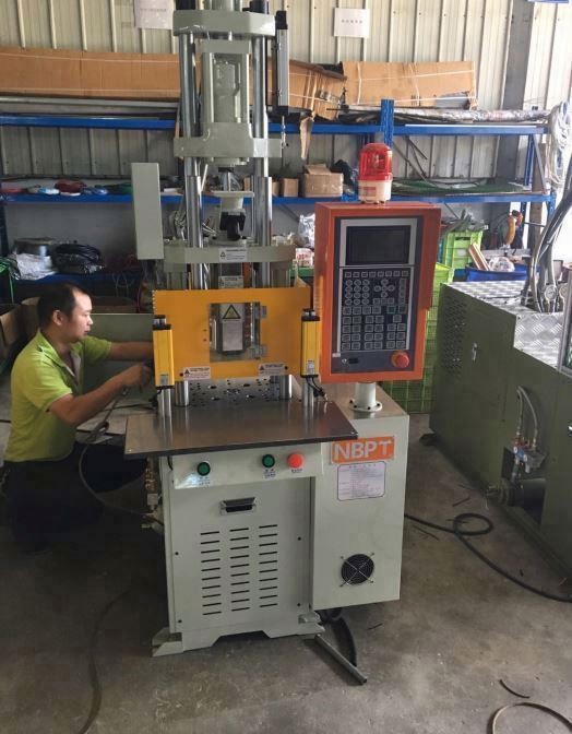CE And SGS Certificated Mini Desktop Vertical Plastic Injection Molding Machine