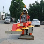 Green belt trimmer on both sides of highway, safe and efficient vehicle-mounted lawnmower