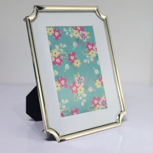 Wholesale simple retro living room photo frame table 6 inch 7 inch 8 inch ornaments zinc alloy metal photo frame gift