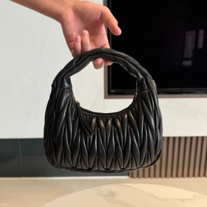 Wholesale Luxury High-End Lambskin Handbags With Classic Matelasse Embroidery Texture