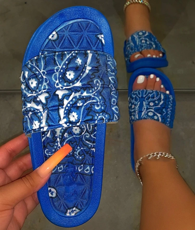 2021  New Fashion Women Quilted Material  Lightly Padded Insole Slip-On Thick Bottom Slipper  Entry Blue Bandana Sandals