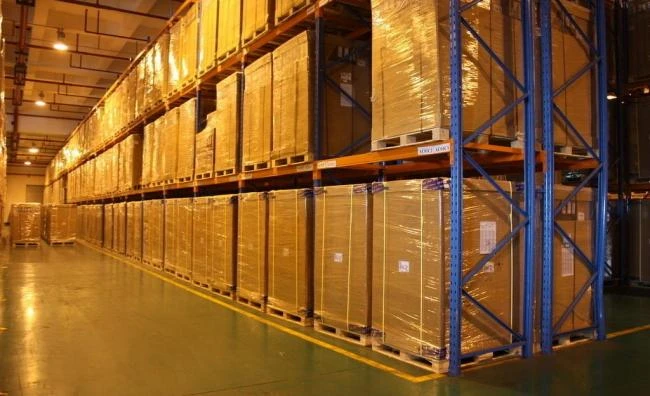 Shanghai good location shipping cargo warehouse with well equipment