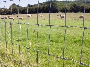 Hinge joint field fence