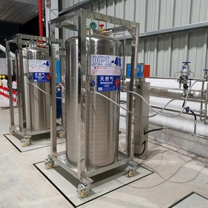 Cryogenic LNG fuel tanks with automatic fast filling valves