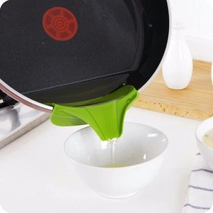 Creative Anti-spill Silicone Slip On Pour Soup Spout Funnel for Pots Pans and Bowls and Jars Kitchen Gadget Tool