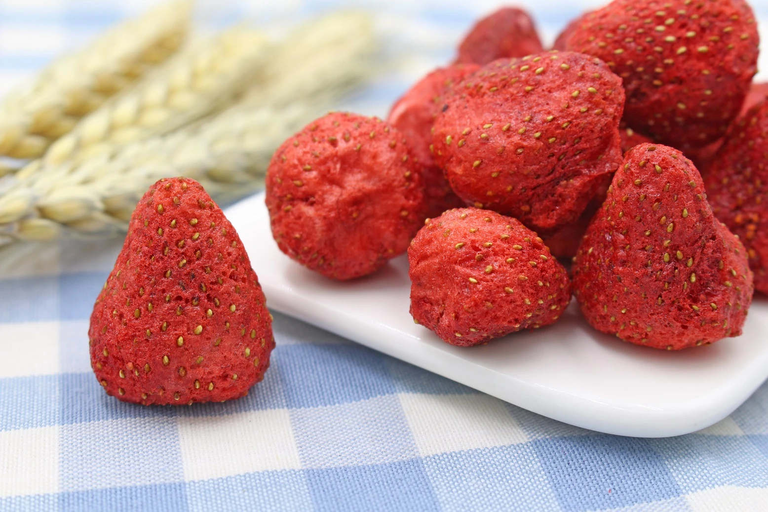 Global market hot selling healthy snack freeze dried whole strawberry