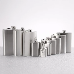 Leak-proof Stainless Steel Hip Flask Portable Liquor Hip Flask with Sleeve