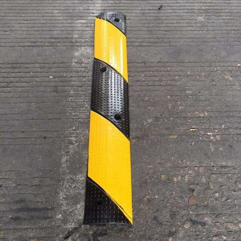 Wholesale Small Size Driveway Yellow Black Color Rubber Road Speed Hump For Garage