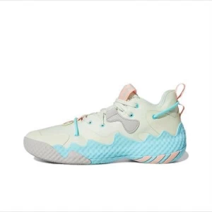 Low top basketball shoes