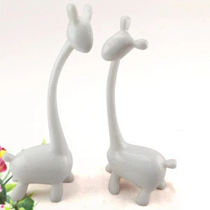 Lovely Natural Factory Design Made Abstract Resin Giraffe Figurine in Resin Crafts for Gifts and Decoration