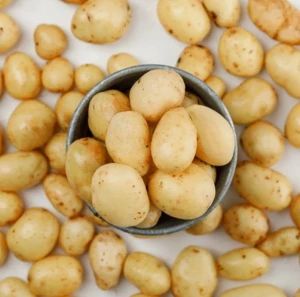 Selling a container of potatoes, either dirty or washable.