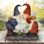 Gnomes Gift Kissing Statue Solar Light Outdoor Figurines Lawn Yard Gardening Decoration Resin