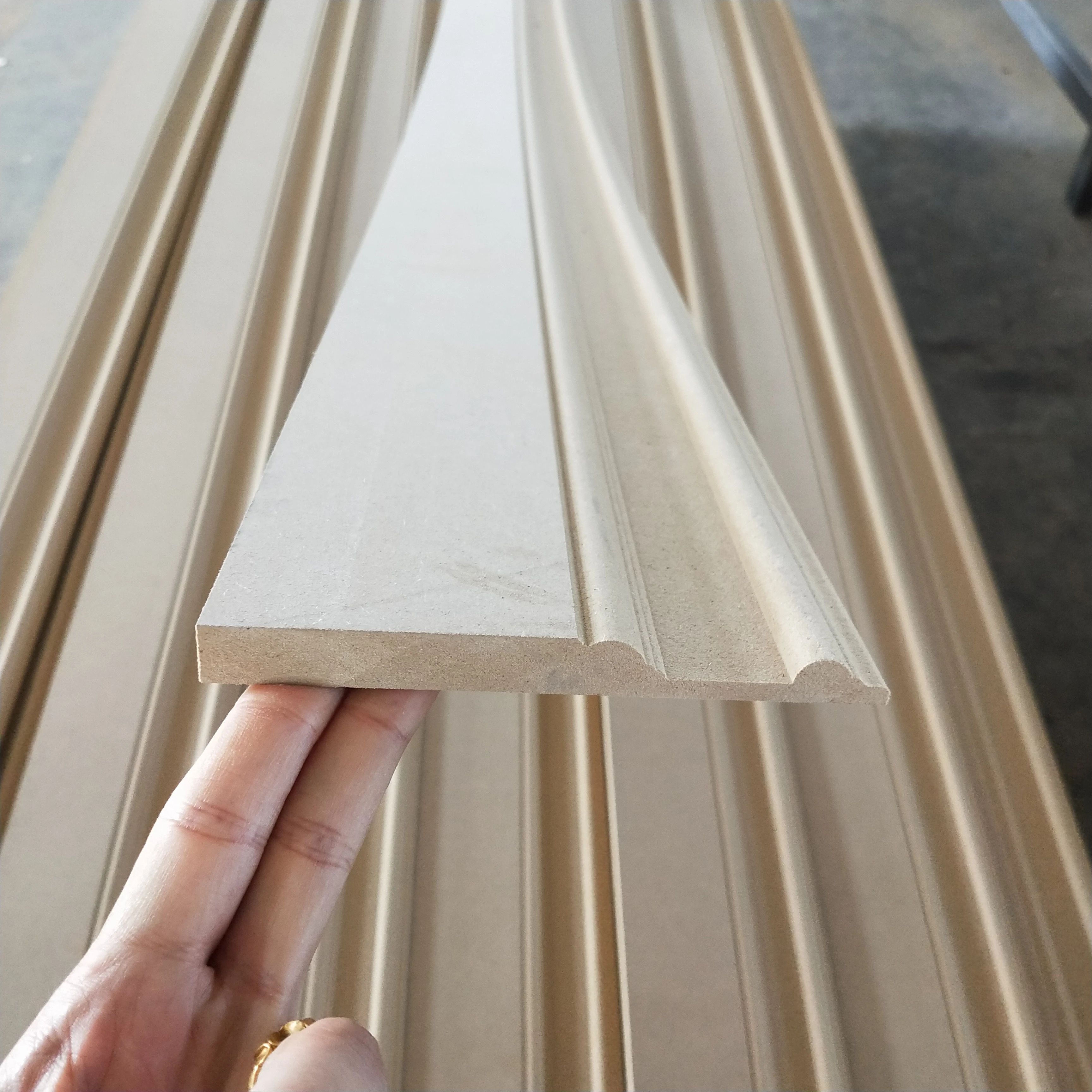 Pre-Primed Pine wood and mdf material baseboard skirting moulding