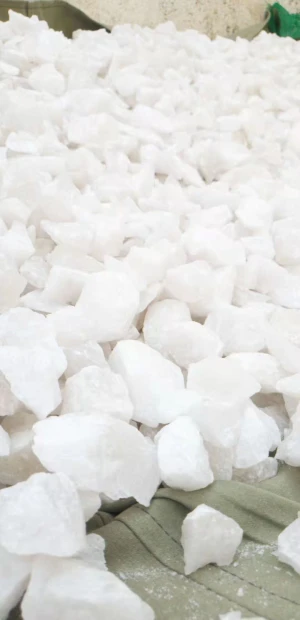 Raw unwashed silica quartz lump (or sand)