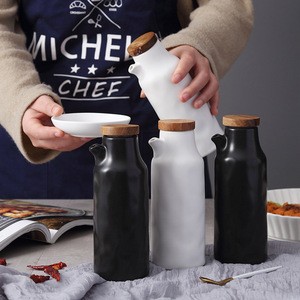 Nordic Oil Ceramic Bottle Gravy Boats Leak-Proof Kitchen Ceramic Soy Sauce Dispenser Bottle Seasoning Jar Oil Pot Tableware Tool