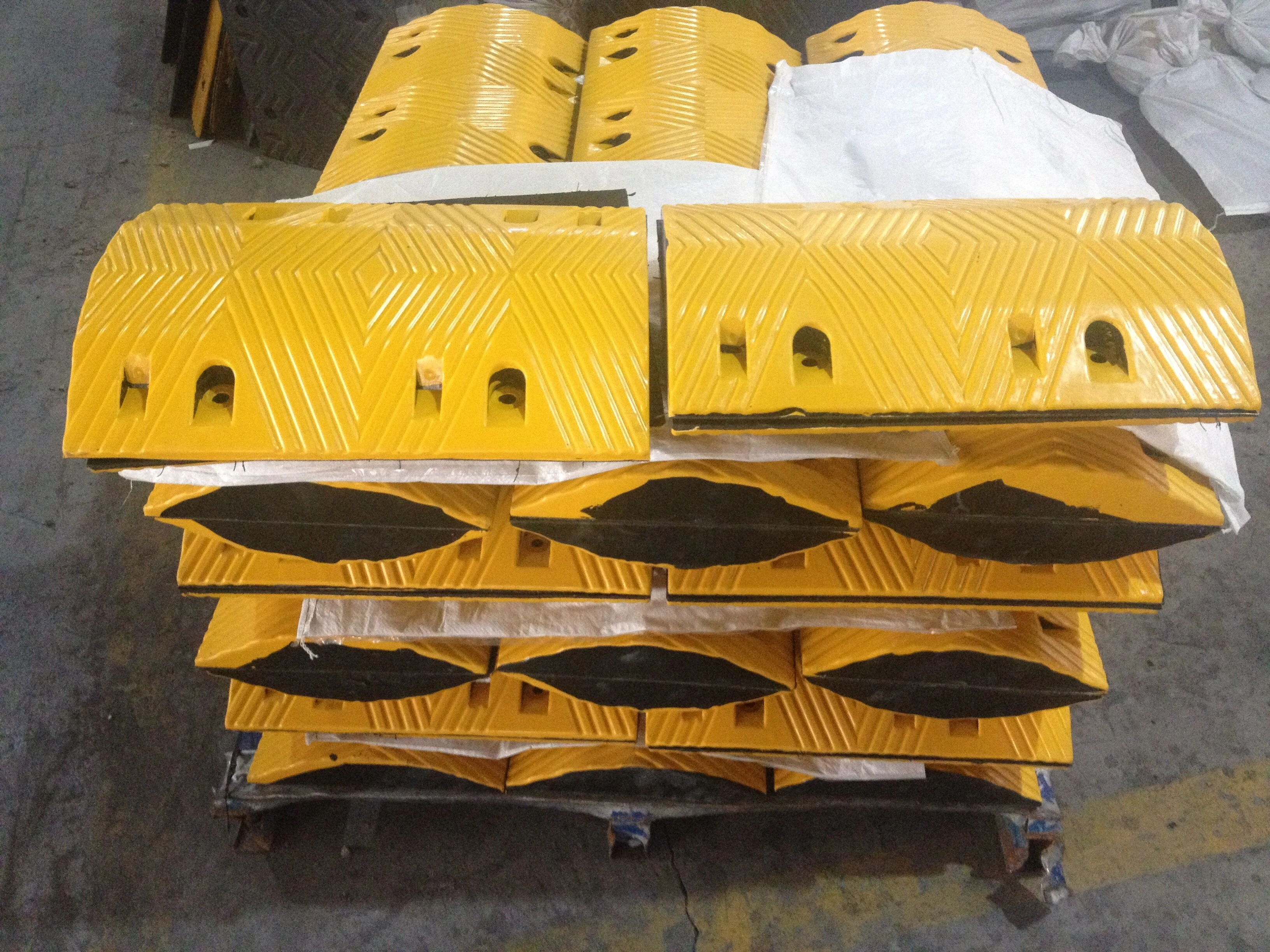 1000*350*50MM Yellow Black Rubber Road Speed Bump