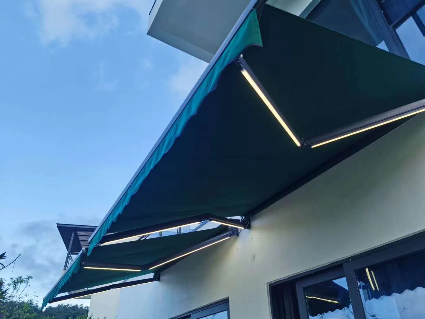 New Mode  Durable Aluminum Customized Size  Outdoor Sunshade Retractable Awning with LED Light