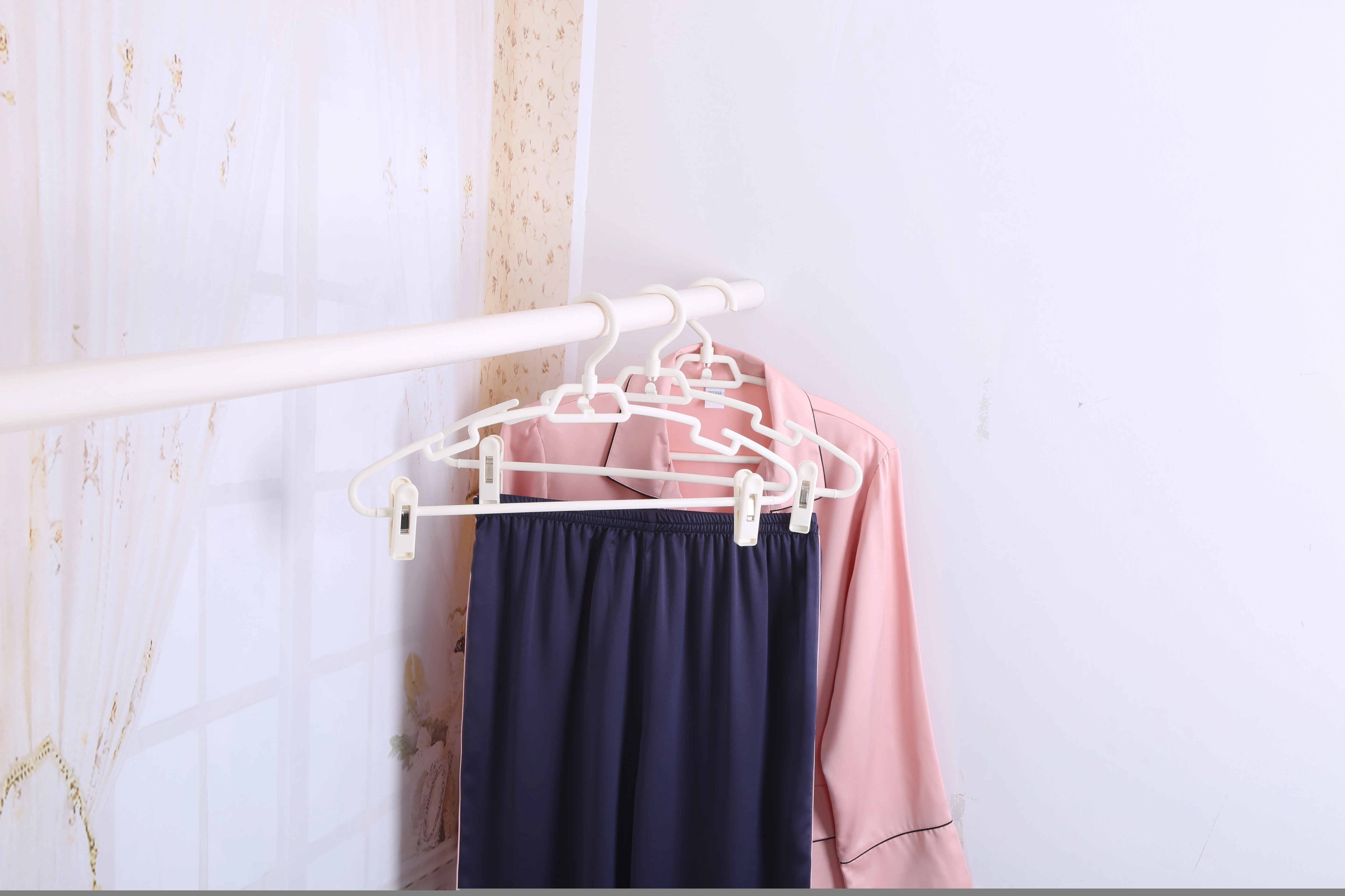 The most popular plastic clothes hangers are custom colored dress hangers for home use