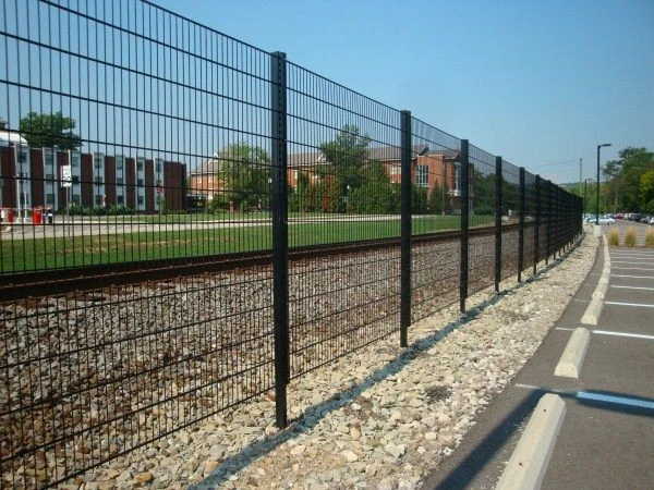 Anticorrosive separation fence and wire mesh fence for protection