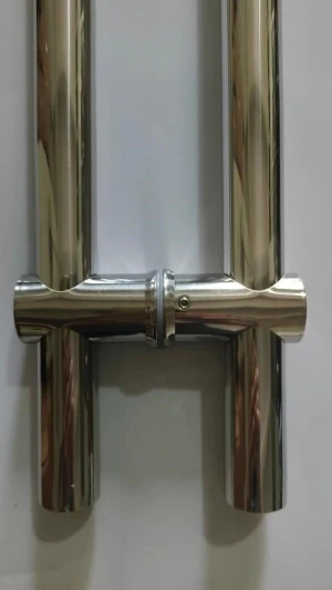 Adjustable handle for round tubes
