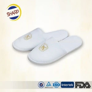 Factory Supplying Chinese Man / Lady Personalized Embroidered Velvet Slippers