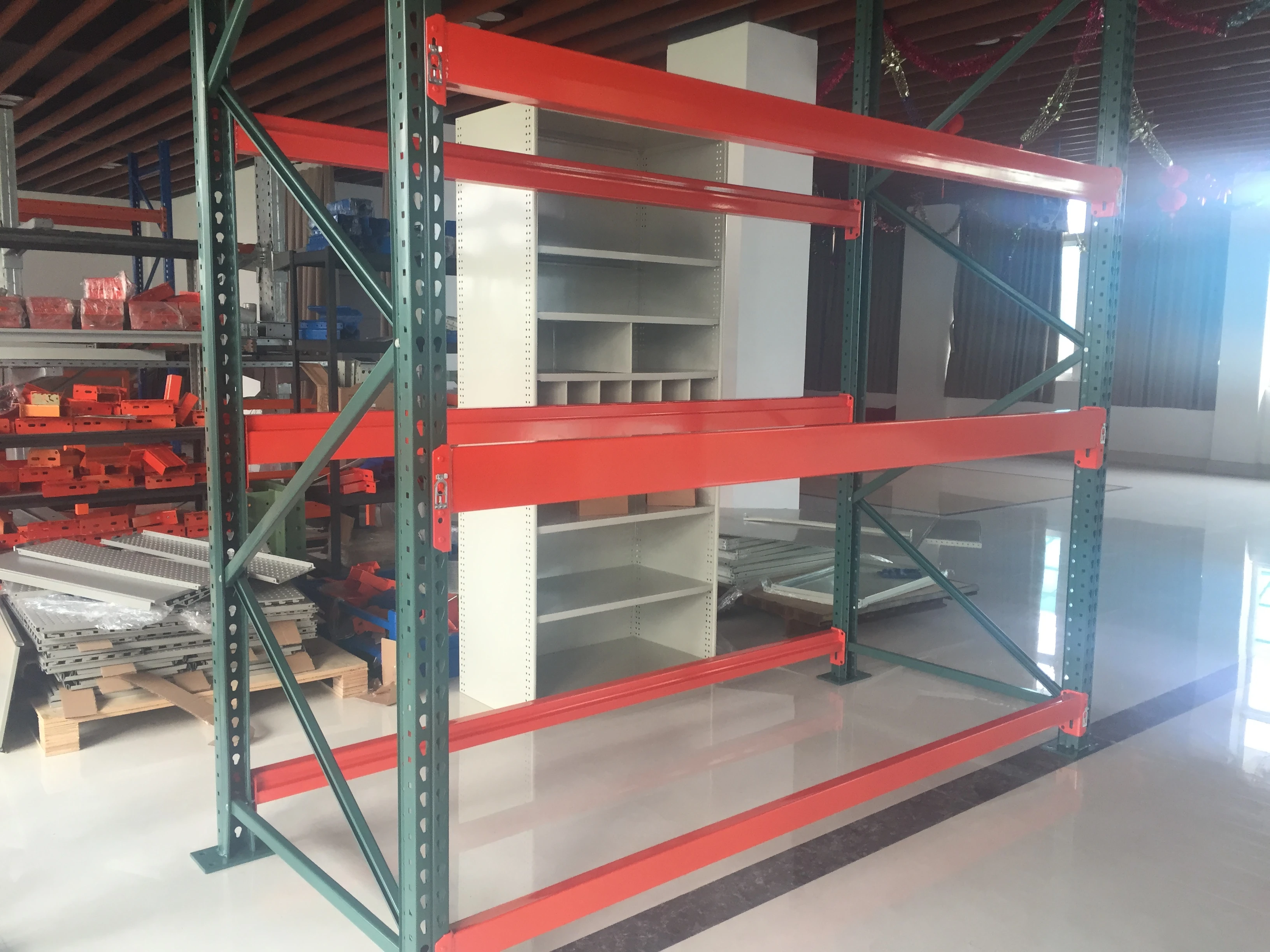 Light weight and high strength pallet shelves heavy duty racking systems