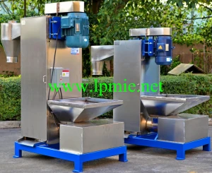 Automatic dewatering machine for plastic flake granule dewatering