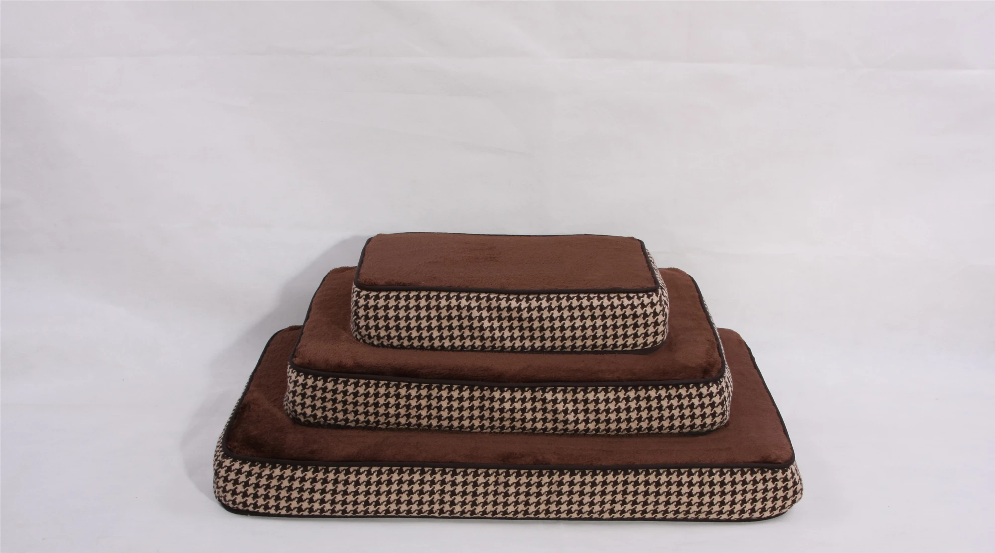 Luxury fashion pet sofa Warm coral velvet plaid trend  design Comfortable kennel