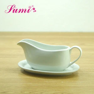 Factory price low MOQ wholesale  hotel restaurant white personalized ceramics gravy boat with  milk pot  jug