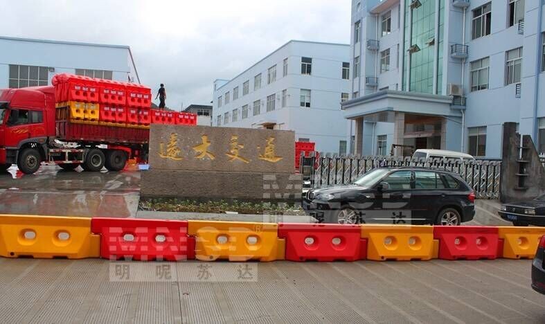 2020 new design traffic safety Factory Price water filled barrier high quality road plastic road barrier for road safety work