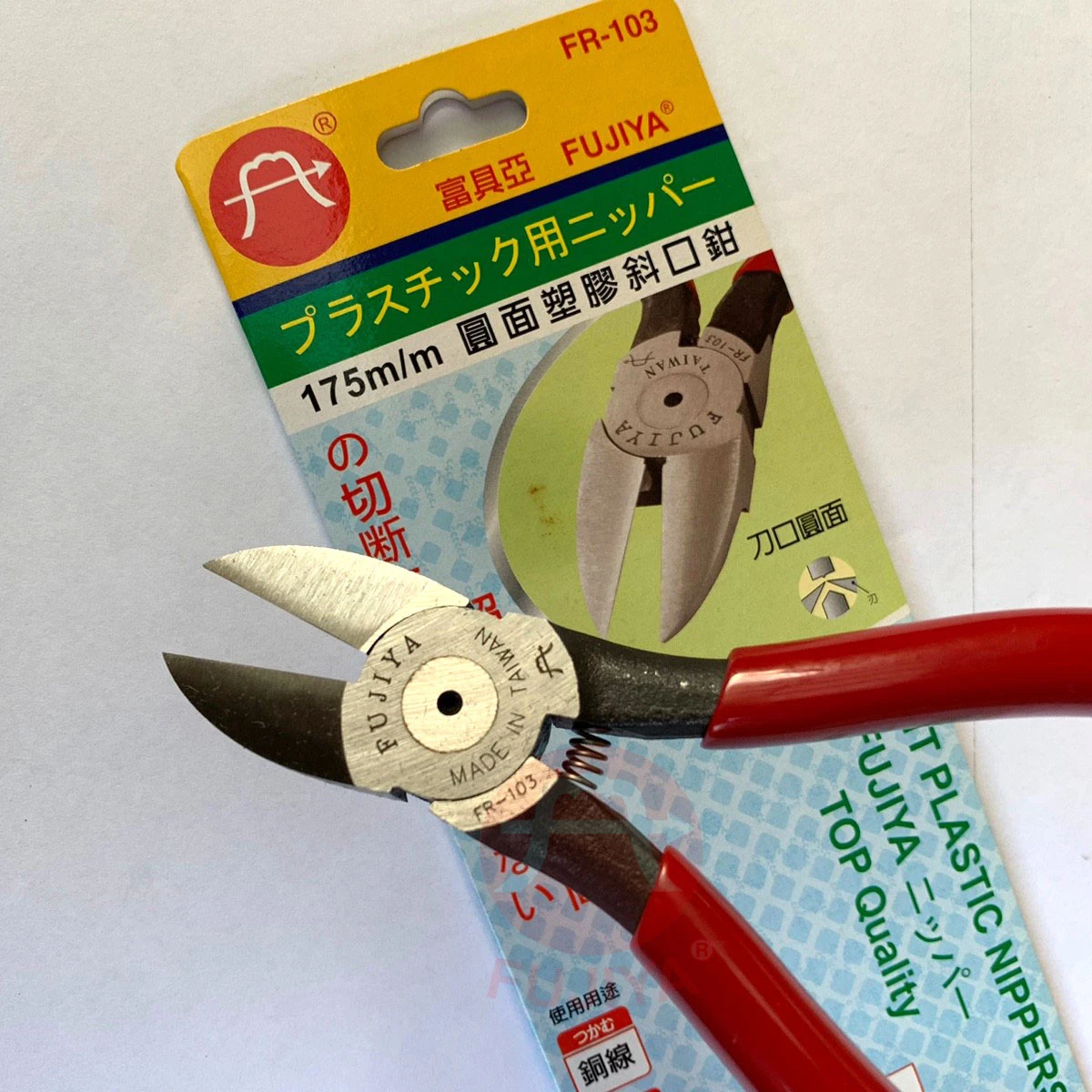 Plastic Diagonal Round Side Pliers for Cutting l S55C high carbon alloy steel l Polished round surface l PVC coating handle l