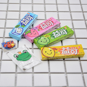 Fruit flavored chewing gum with cartoon pattern sticker