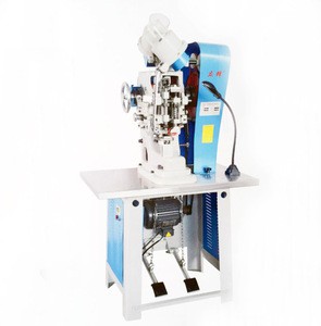 Eyeletting machine for double-side eyelets on shoes with reliable performance