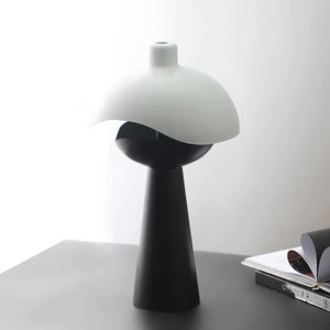 New design minimalist black and white attractive home decor metal vases wholesale