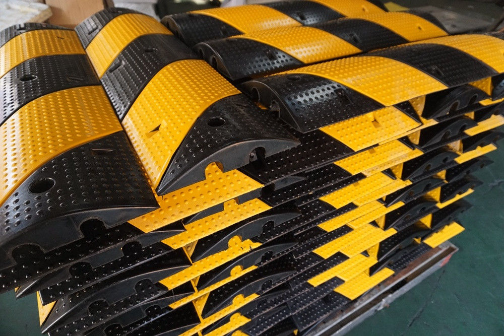 Buy Road Safety Rubber Speed Ramp Speed Bumps Lh-guard from Zhejiang ...