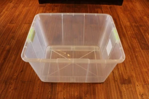 2018 Hot sales transparent plastic four wheels clothes storage box with lid
