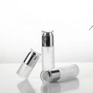 Factory direct selling frosted cosmetics split spray bottle and acrylic bright silver cover