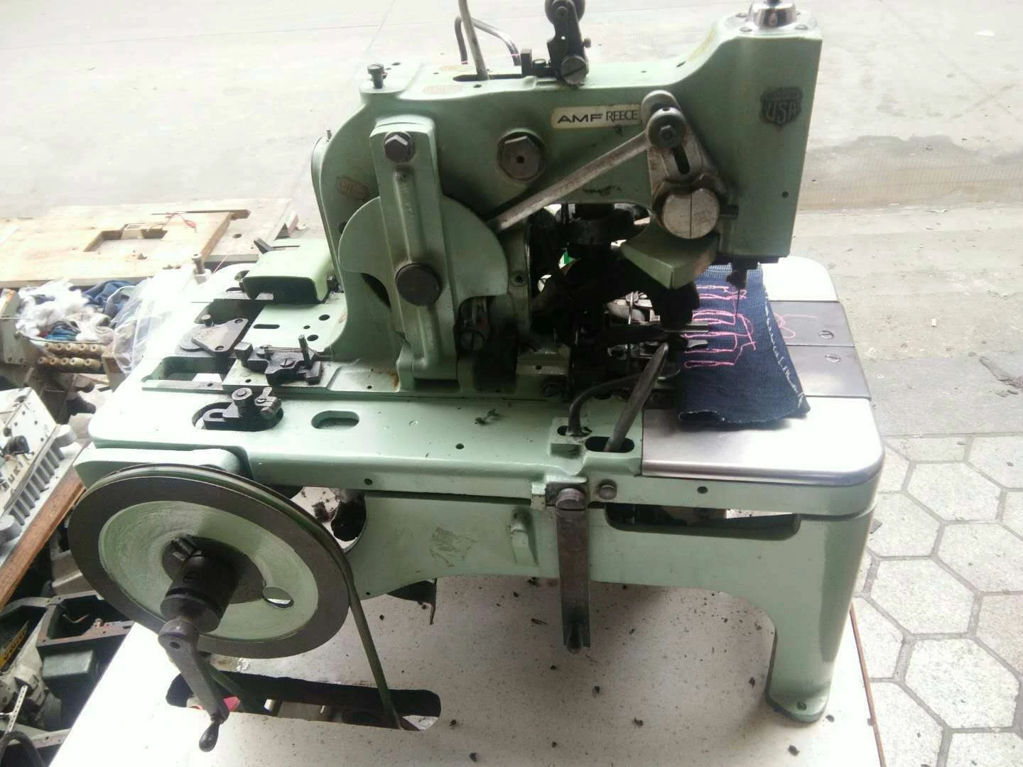 USED FOUR THREAD OVERLOCK HEAD WITH DIRECT DRIVE SEWING MACHINE  747f