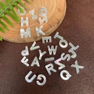 Wholesale Natural Mother of Pearl Shell Letter Diy Jewelry Accessories 26 Alphabet Letter Pendant Charm