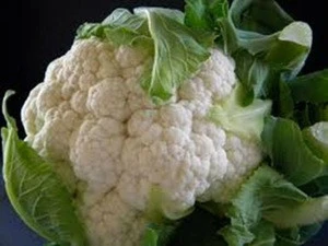 Fresh cauliflower with or without leaves