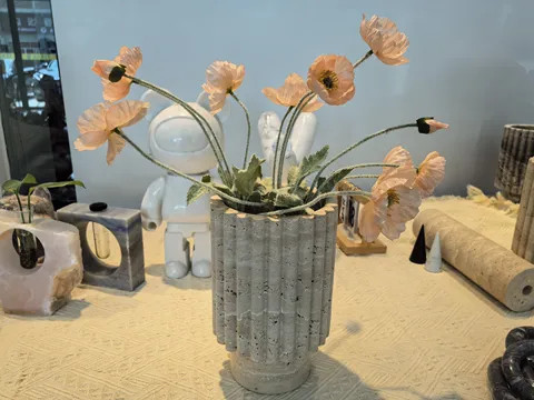 Modern European Style Travertine Vase Beautiful Mediterranean Handicrafts Plastic Flower Arrangement for Bedroom Application