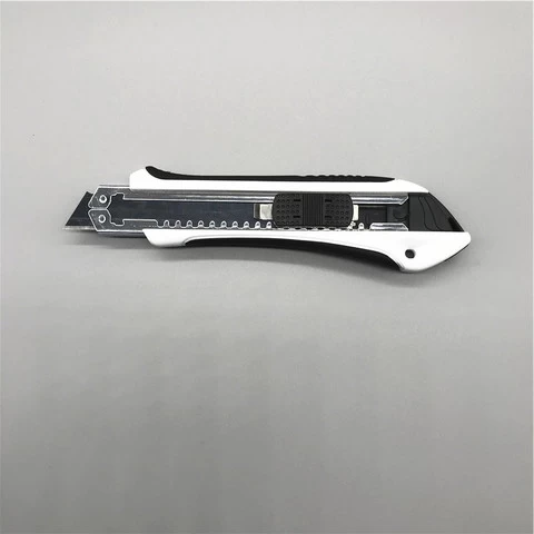 Plastic rubber retractable 3pcs blade cutter auto self loading knife 18mm