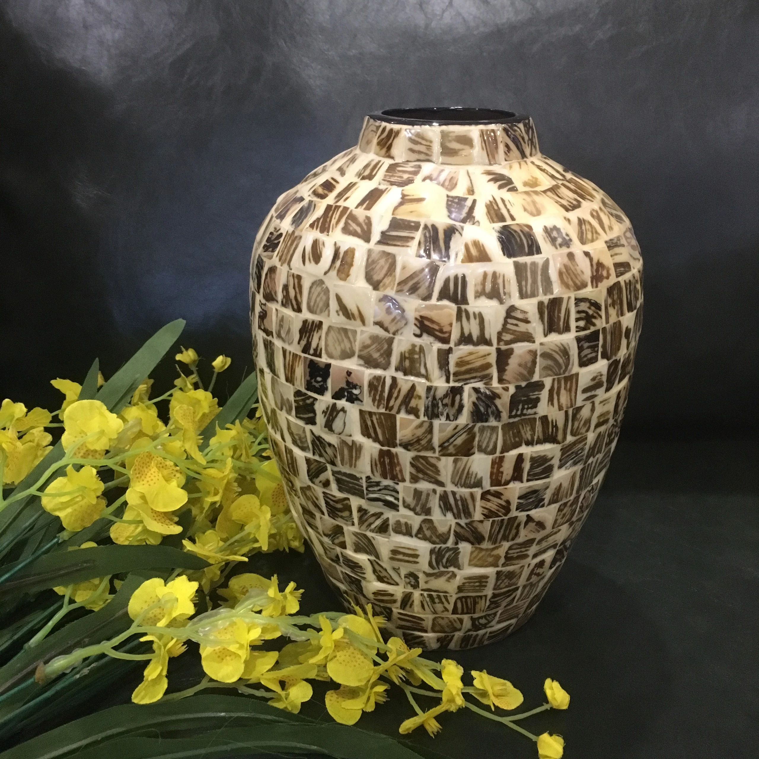Shell Vase with brown mother of pearl