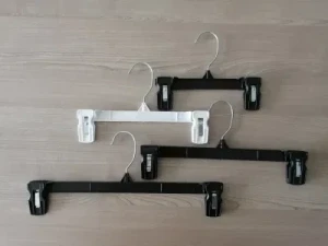 Plastic Rack Bottom and Trousers Hanger with Metal Hook for Children and Adult