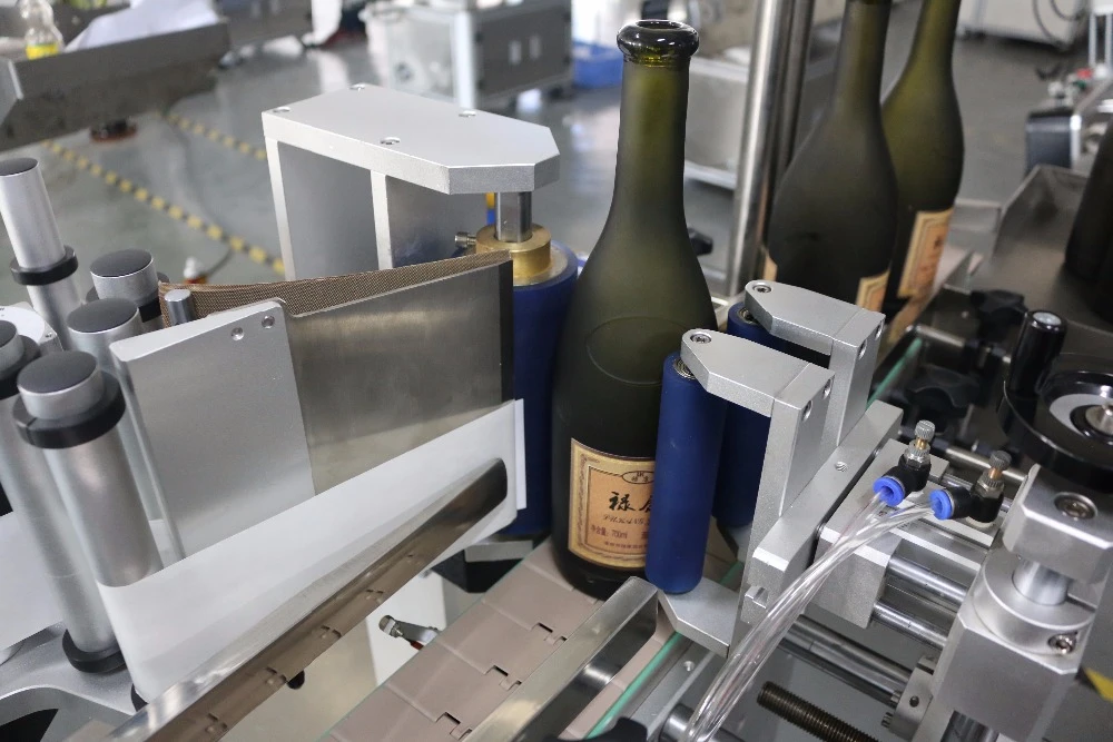 PLC control High precision automatic wine round bottle positioning adhesive labeling machine