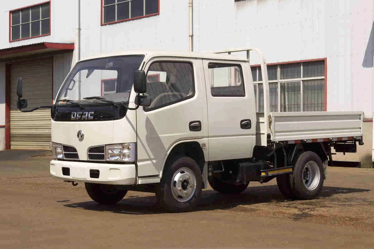 Dongfeng light cargo truck with double cabin