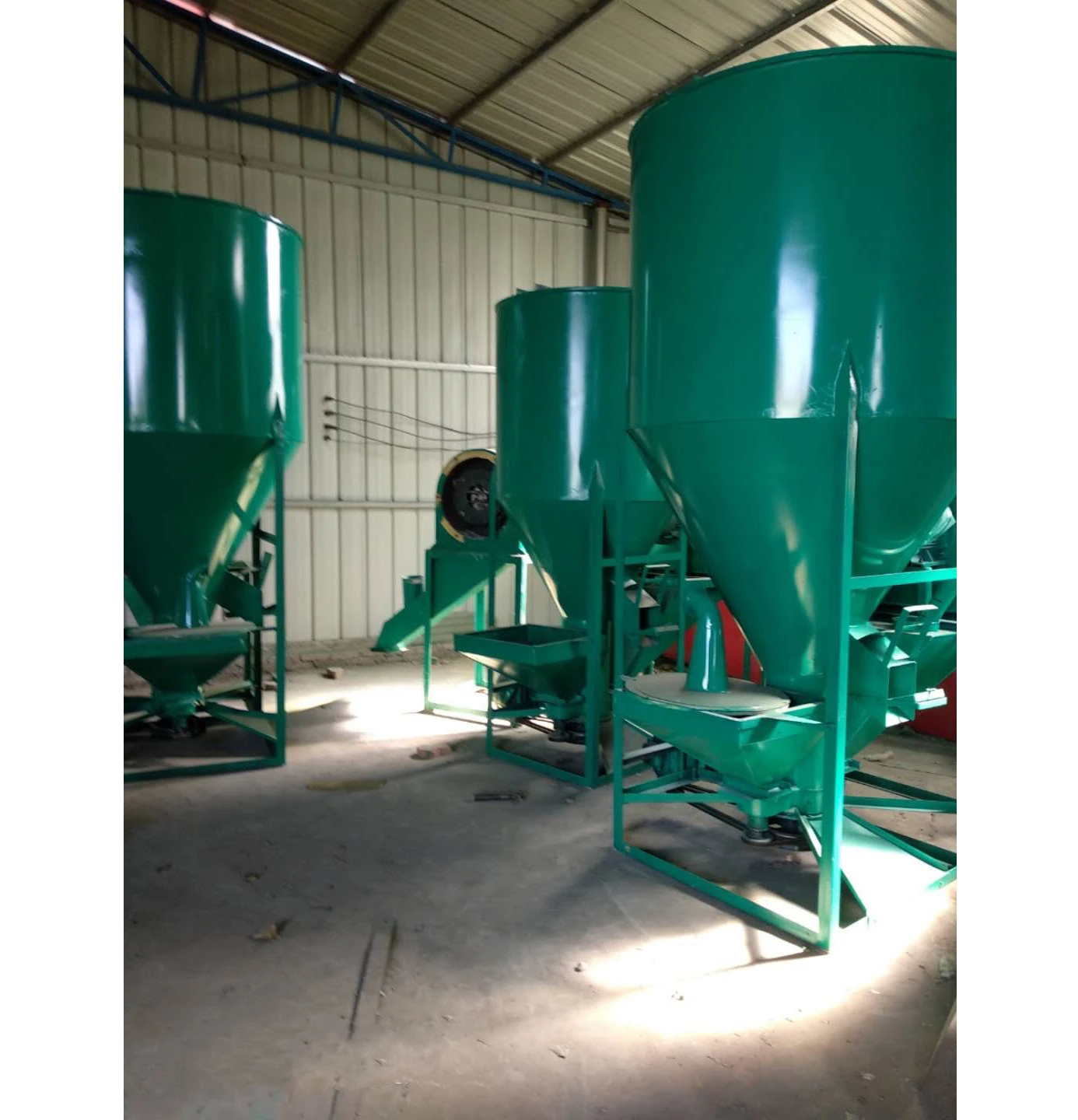 Agriculture machinery equipment grinder mixer chicken feed machine for poultry chicken cow