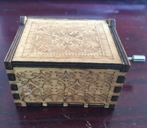 Cheap hand cranked wooden music box (YYHSYDN09)