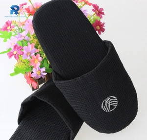Closed toe thick soft sole black waffle slipper for hotel