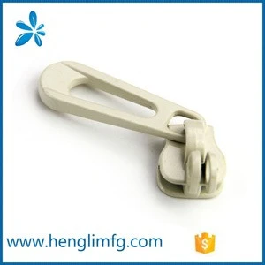 Key locking double hole zipper auto lock slider